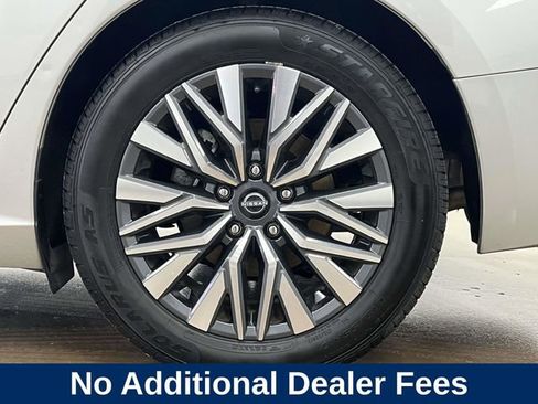Used 2024 Nissan Altima 2.5 SV FWD image 12