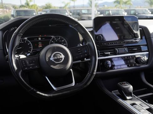 Used 2024 Nissan Pathfinder SL w/ Black Appearance Package image 25