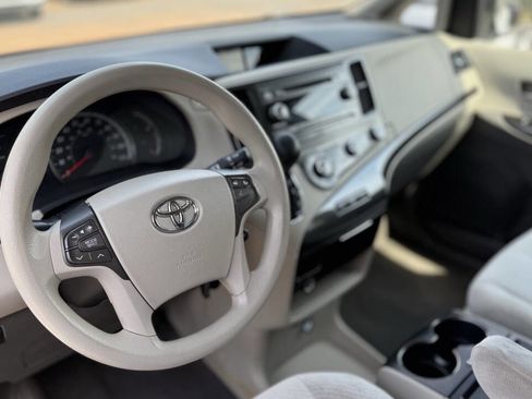 Used 2011 Toyota Sienna LE FWD image 11