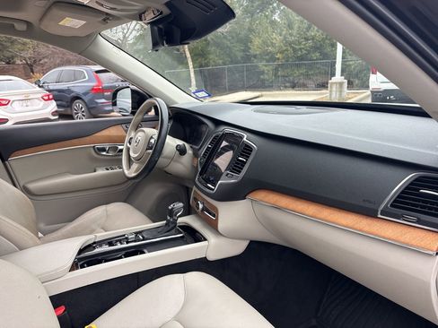 Used 2021 Volvo XC90 T6 Momentum image 12