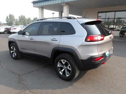 Used 2015 Jeep Cherokee Trailhawk AWD/4WD image 3