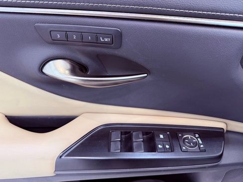 Certified 2020 Lexus ES 300h w/ Premium Package image 19