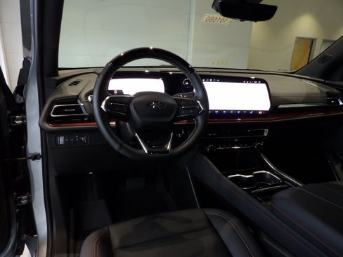 Used 2025 Chevrolet Traverse Z71 w/ Enhanced Driving Package AWD/4WD image 16