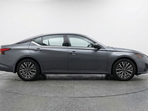 Used 2025 Nissan Altima 2.5 SV FWD image 11
