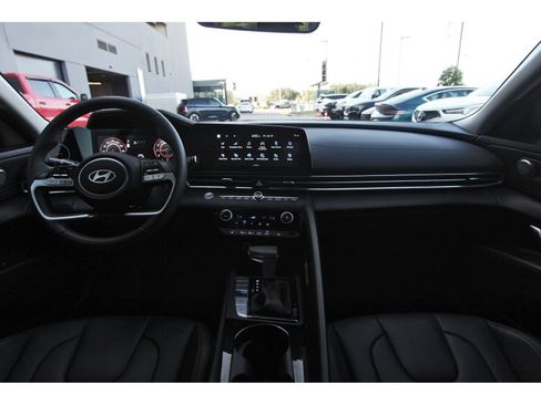 Certified 2025 Hyundai Elantra Limited FWD image 12