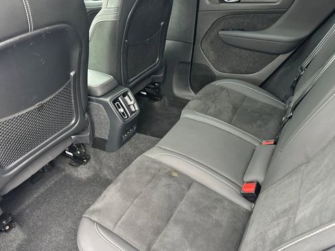 Used 2023 Volvo XC40 Recharge Plus image 5