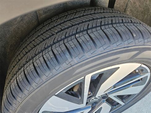 Used 2025 Volkswagen Atlas SE image 29