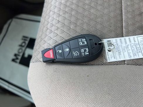 Used 2009 Chrysler Town & Country Touring image 31