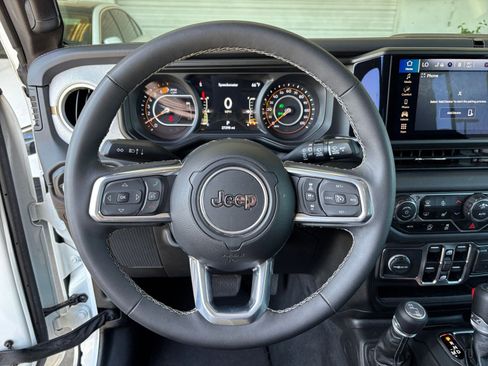 Used 2025 Jeep Wrangler Unlimited Sahara AWD/4WD image 28