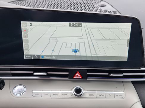 Used 2024 Hyundai Elantra Limited image 18