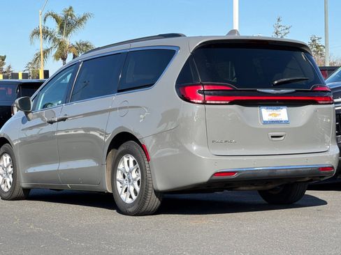 Used 2022 Chrysler Pacifica Touring-L image 7