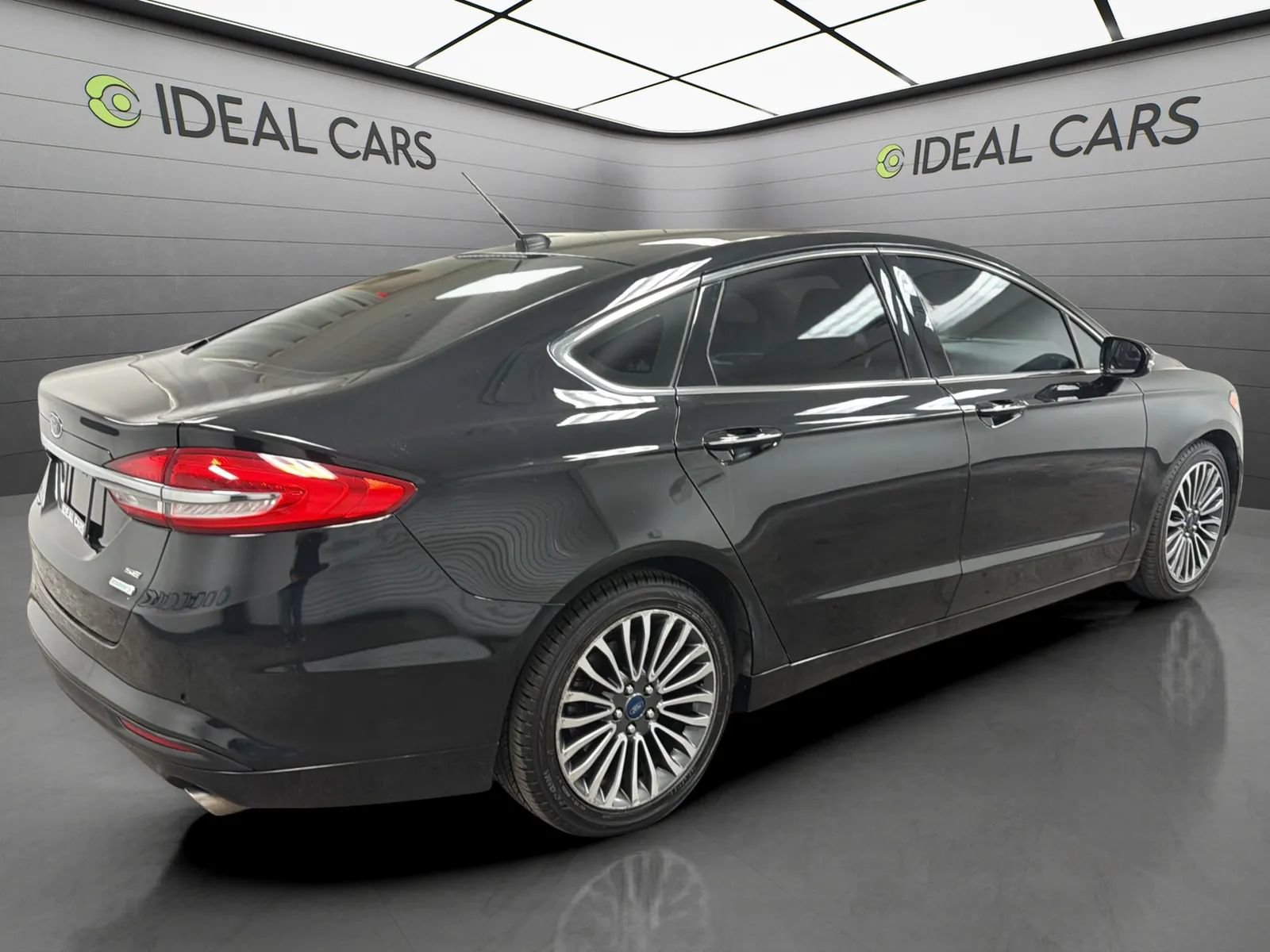 Used 2017 Ford Fusion SE w/ Fusion SE Technology Package FWD image 5