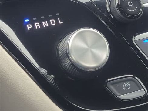 Used 2024 Chrysler Pacifica Touring-L image 33