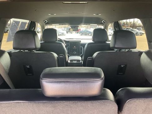 Used 2024 GMC Acadia Elevation image 29