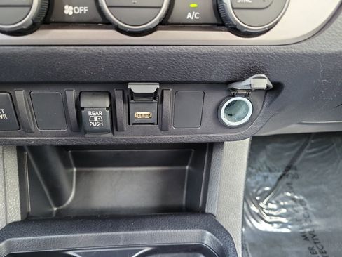 Used 2021 Toyota Tacoma SR5 AWD/4WD image 29