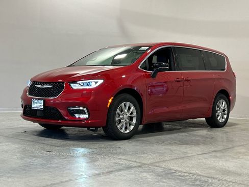 New 2026 Chrysler Pacifica Select image 2