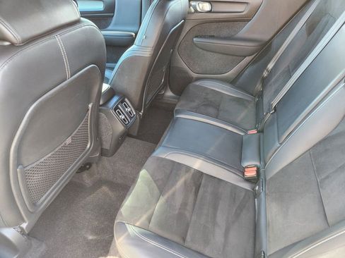 Used 2022 Volvo XC40 T5 R-Design w/ Advanced Package image 18