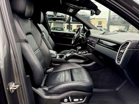 Used 2020 Porsche Cayenne image 32