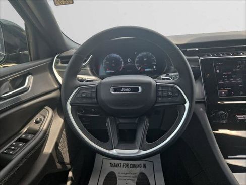 Certified 2025 Jeep Grand Cherokee Altitude AWD/4WD image 12