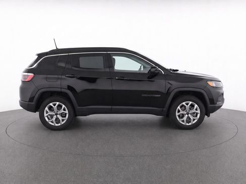Used 2025 Jeep Compass Latitude w/ Sun & Sound Group AWD/4WD image 5