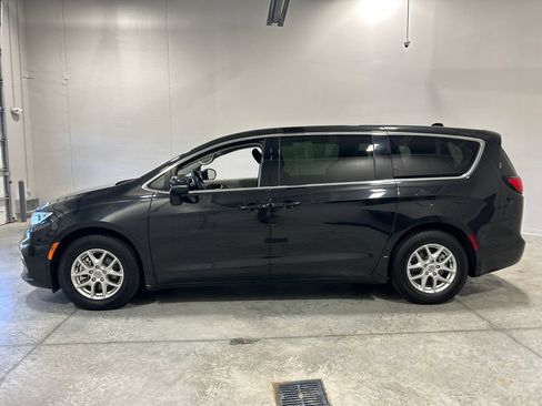 Used 2023 Chrysler Pacifica Touring-L FWD image 9