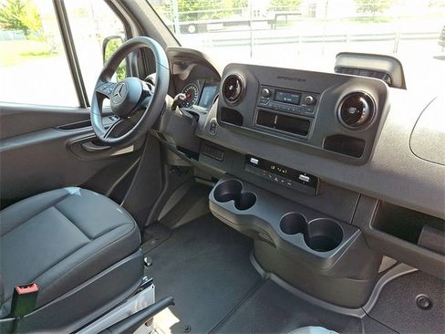 Used 2025 Mercedes-Benz Sprinter 2500 image 13