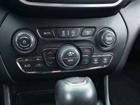 Used 2022 Jeep Cherokee Latitude Lux w/ Mopar Interior Package AWD/4WD image 18