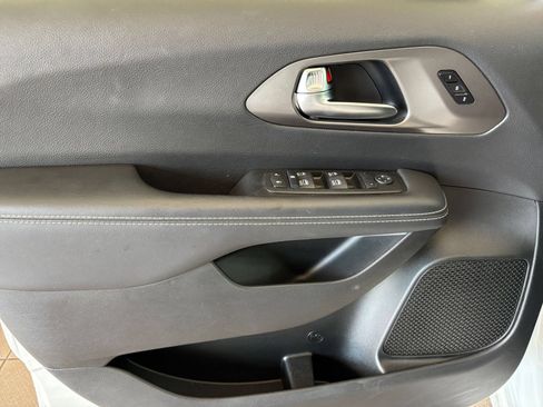 Used 2025 Chrysler Pacifica Select FWD image 16