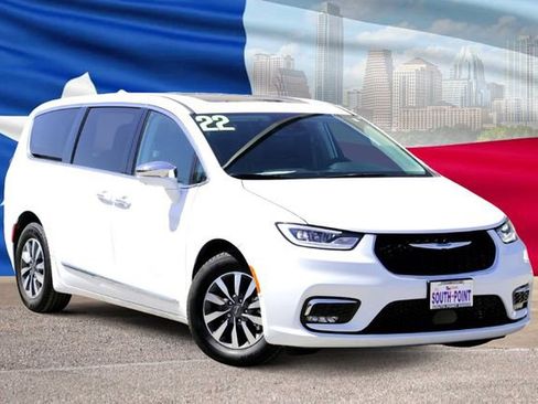 Used 2022 Chrysler Pacifica Limited w/ Uconnect Theater Family Group image 1