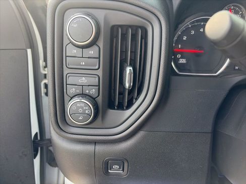 Used 2022 Chevrolet Silverado 2500 Custom w/ Custom Value Package image 12