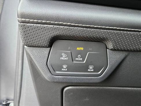 Used 2025 Volkswagen Atlas Cross Sport SE image 10