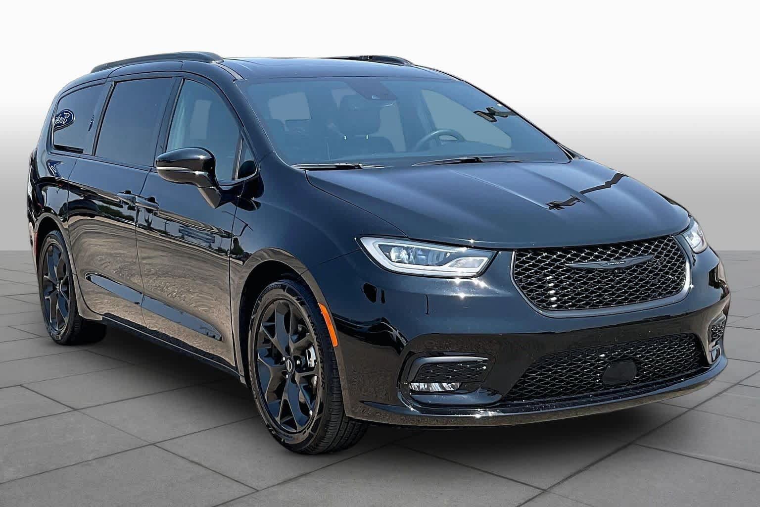Used 2025 Chrysler Pacifica Limited FWD image 3