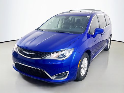 Used 2018 Chrysler Pacifica Touring-L FWD image 4
