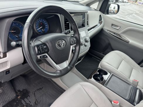 Used 2017 Toyota Sienna XLE Premium image 12