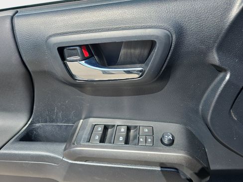 Used 2019 Toyota Tacoma TRD Sport AWD/4WD image 26