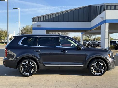 Used 2025 Kia Telluride S image 3