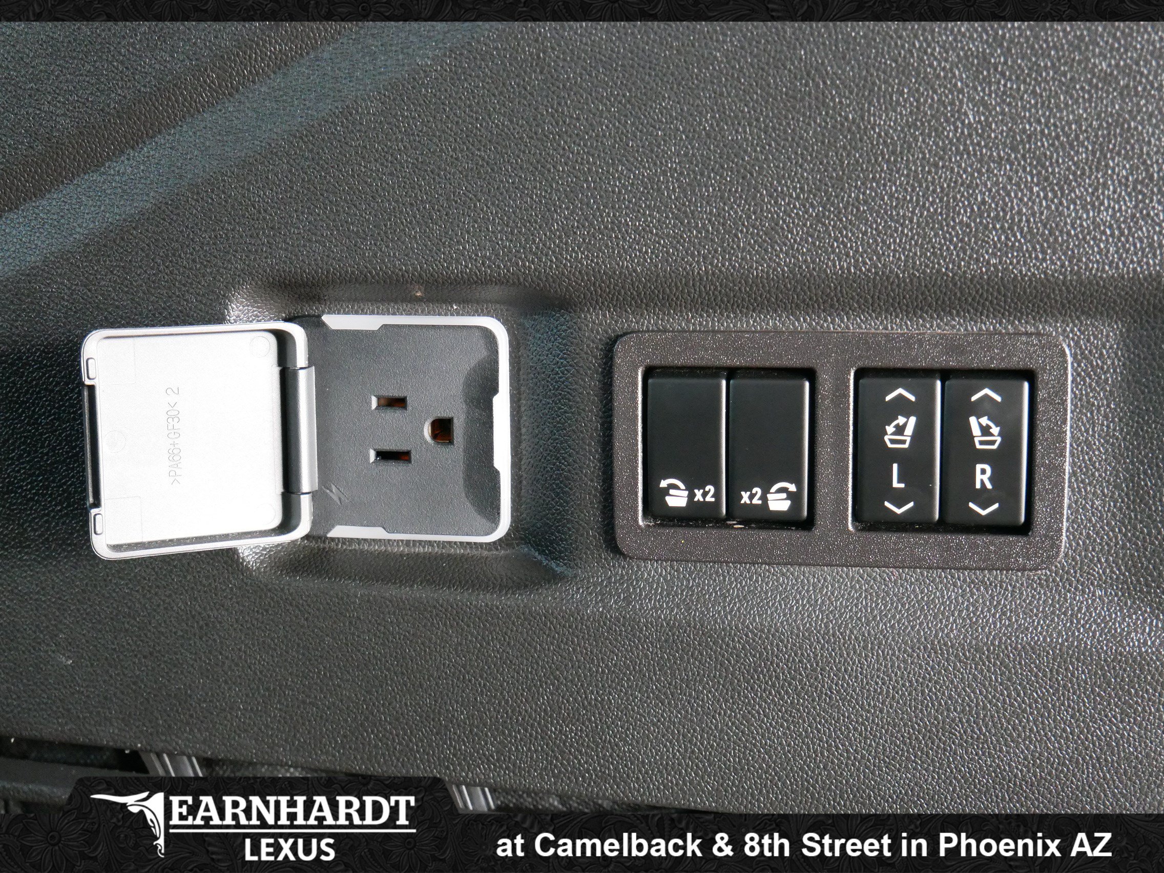 Used 2023 GMC Yukon Denali Ultimate AWD/4WD image 29