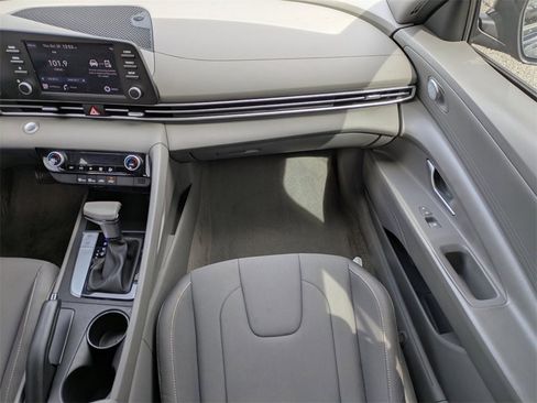 Used 2022 Hyundai Elantra SEL image 16