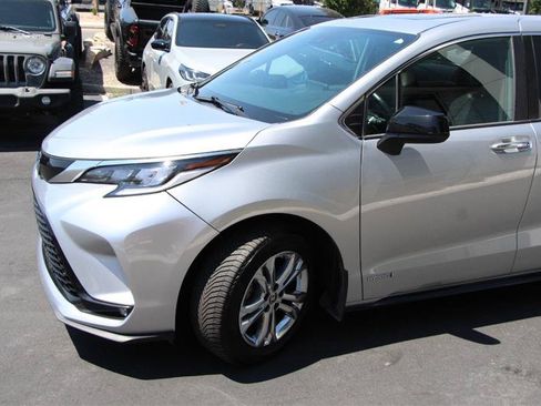Used 2021 Toyota Sienna XSE AWD/4WD image 5
