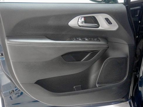 Used 2025 Chrysler Pacifica Limited FWD image 18