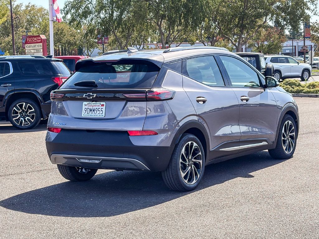 Used 2022 Chevrolet Bolt EUV Premier w/ Sun & Sound Package FWD image 4