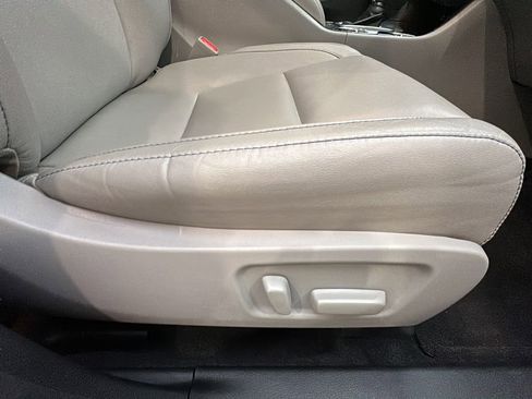 Used 2018 Toyota Highlander XLE w/ Carpet Mat Package (TMS) image 17