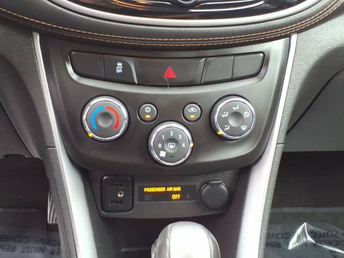 Certified 2019 Chevrolet Trax LT w/ LT Convenience Package FWD image 19