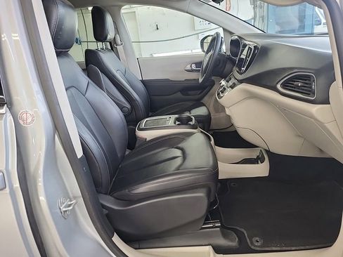 Used 2024 Chrysler Pacifica Touring-L FWD image 12