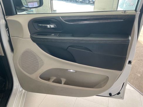 Used 2016 Chrysler Town & Country Touring image 30