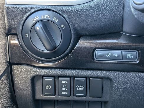 Used 2017 Nissan Titan SV image 24