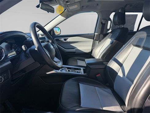 Used 2022 Ford Explorer XLT w/ Equipment Group 202A image 9