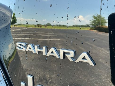 Used 2021 Jeep Wrangler Unlimited Sahara AWD/4WD image 17