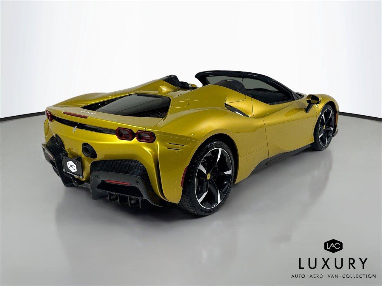 Used 2022 Ferrari SF90 Spider AWD/4WD image 5
