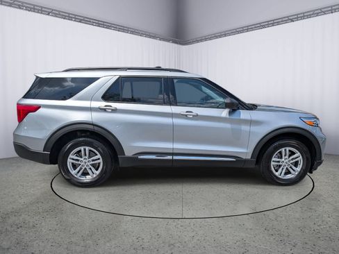 Used 2022 Ford Explorer XLT w/ Equipment Group 202A AWD/4WD image 2